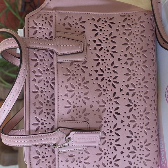 Adorable NWT Coach Taylor Bette Pink Leather Eyelet Tote 🩷🎁🩶 - Picture 2 of 16